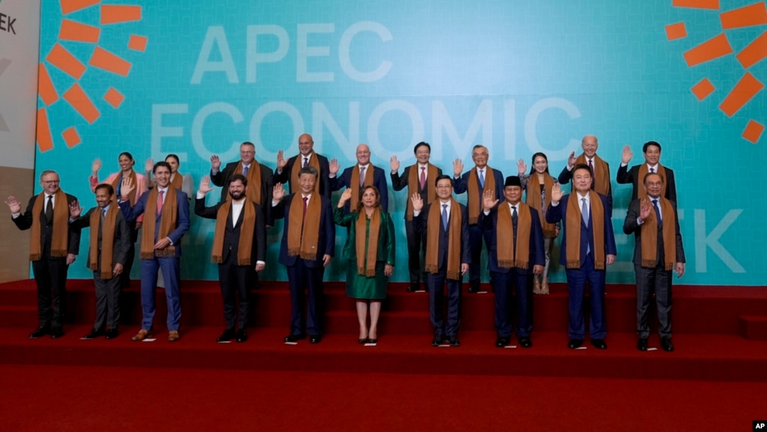 Los líderes de 21 economías más importantes del mundo se toman la fotografía oficial al finalizar la cumbre de APEC en Lima, Perú, el sábado 16 de noviembre de 2024.