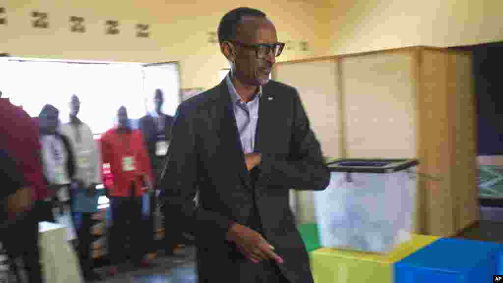 Le président rwandais Paul Kagame arrive dans un centre de vote dans la capitale du Rwanda, 4 août 2017.