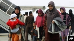Indonesians, who were evacuated from Egypt, arrive at the Sukarno-Hatta airport in Jakarta, February 2, 2011