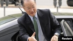 El médico coreano Jim Yong Kim llega a la sede del Banco Mundial, en Washington. Yong fue elegido presidente de ese organismo mundial.