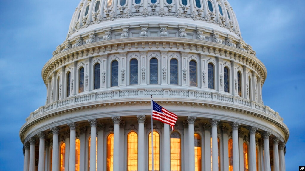 ARCHIVO - Una bandera de EEUU ondea frente a la cúpula del Capitolio en Washington, el 6 de noviembre de 2018. 