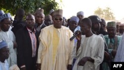 Le gouverneur de l'Etat de Borno, Kashim Shettima (au c.), assure que l'on redouble d'efforts pour retrouver les jeunes disparues