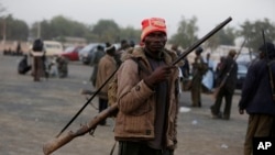 Pour lutter contre les Islamistes, les chasseurs utilisent des fusils traditionnel de chasse dans la ville de Yola.