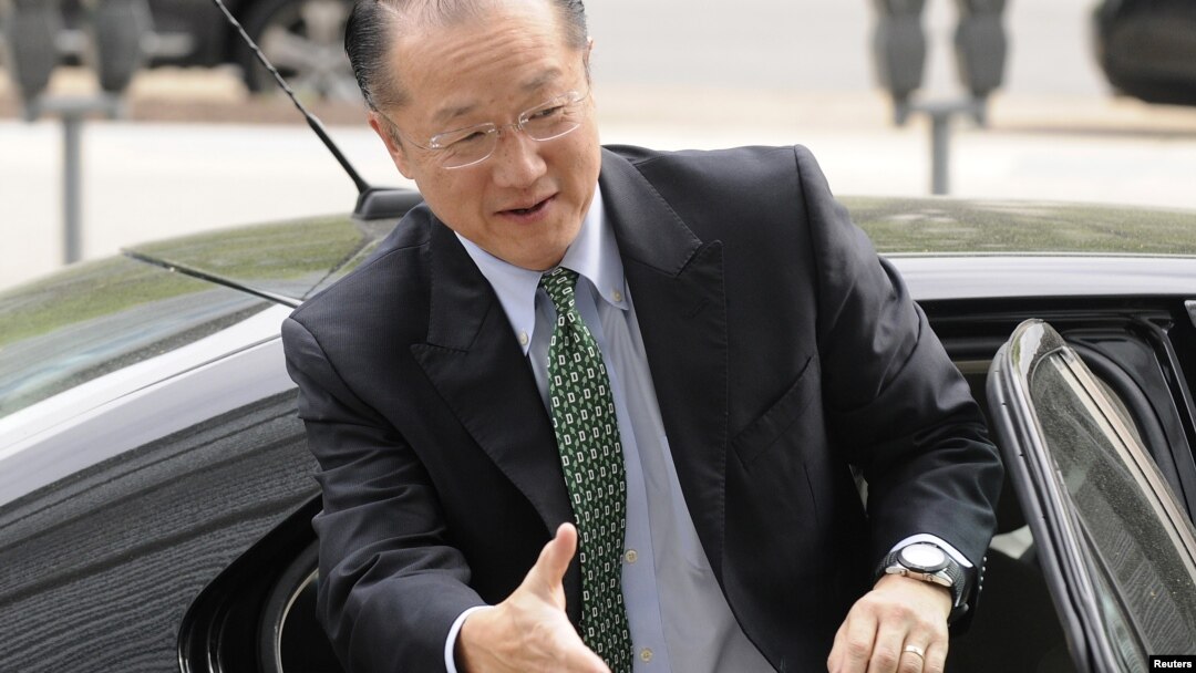 El médico coreano Jim Yong Kim llega a la sede del Banco Mundial, en Washington. Yong fue elegido presidente de ese organismo mundial.