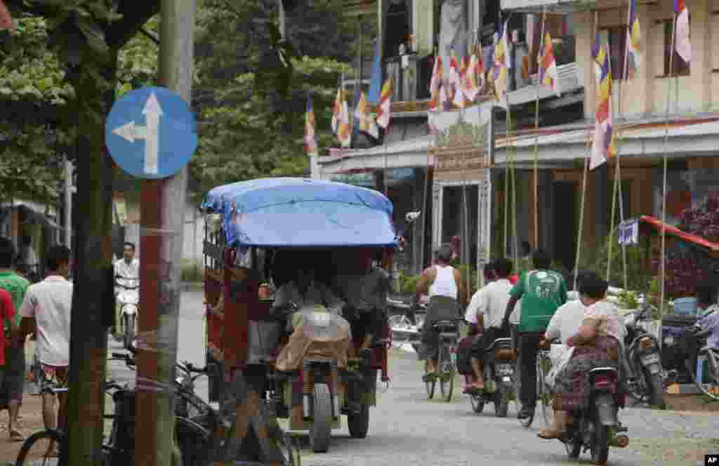 Sebuah tempat beribadah yang dipenuhi bendera-bendera Buddhis di daerah Thandwe, negara bagian Rakhine (2/10).