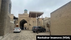 General Motors-branded cars have been popular in Uzbekistan since the late 2000s. UzAuto produces them and maintains a monopoly in the market. The Old City, Bukhara, Uzbekistan, Nov. 25, 2024. (VOA/Navbahor Imamova)