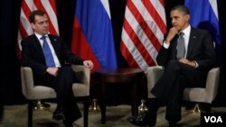 Presiden AS Barack Obama dan Presiden Rusia Dmitry Medvedev membahas berbagai isu, di antaranya masalah Suriah dan perselisihan Amerika-Rusia mengenai pertahanan misil Eropa, di sela-sela KTT APEC di Honolulu, Hawaii (13/11).