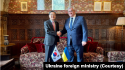 조현 한국 외교부 장관이 안드리 시비하 우크라이나 외교장관과 만나 회담했다. (3월 27일)