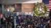 资料照片：美国波士顿国际机场的乘客在排队。(2023年12月21日）