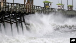 Gelombang yang ditimbulkan oleh Angin Topan Florence melanda Bogue Inlet Pier di Emerald Isle, N.C. pada tanggal 13 September 2018 (foto: AP Photo/Tom Copeland)