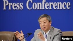 이강 중국 인민은행장이 10일 베이징에서 열린 전국인민대표대회(전인대) 기자회견에 참석했다. 