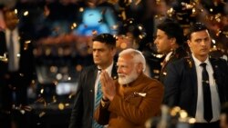 
Perdana Menteri India Narendra Modi (tengah) menyapa para pendukung dan pekerja saat ia tiba di markas besar Partai Bharatiya Janata untuk merayakan kemenangan partainya pilkada negara bagian Delhi di New Delhi, India, Minggu, 8 Februari 2025. (Foto: Manish Swarup/AP Photo)