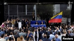 Foto de archivo que muestra a Julio Borges (arriba a la derecha), entonces presidente de la Asamblea Nacional controlada por la oposición en una sesión para nombrar jueces alternativos del Tribunal Supremo, en Caracas, el 21 de julio del 2017. REUTERS/Ueslei Marcelino