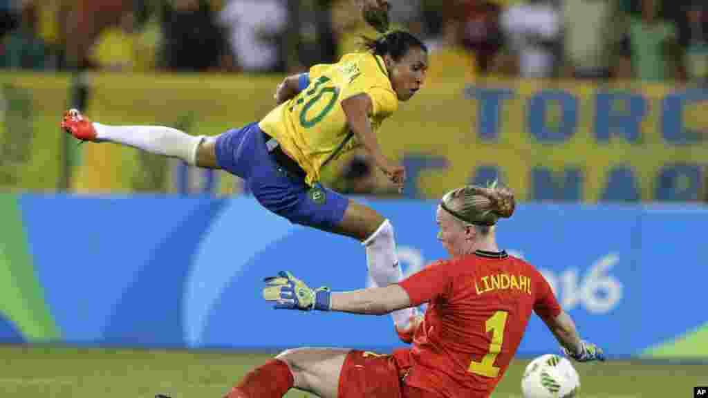 La delantera carioca, Marta, salta sobre la portero sueca, Hedvig Lindahl , durante el juego que Brasil ganó a Suecia, 5 a 1.