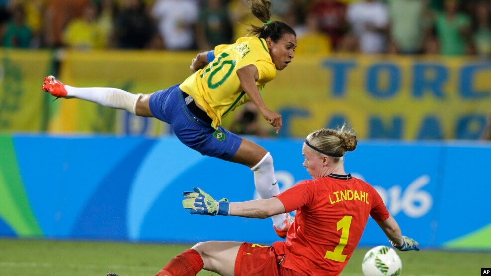 La delantera carioca, Marta, salta sobre la portero sueca, Hedvig Lindahl , durante el juego que Brasil ganó a Suecia, 5 a 1.