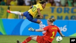 La Brésilienne Marta face à la gardienne de but suédoise Hedvig Lindahl, le 6 août 2016. (AP Photo/Leo Correa)