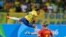 Marta du Brésil évite un tacle de Hedvig Lindahl de la Suède lors du match tournoi olympique, Brésil, le 6 août 2016.