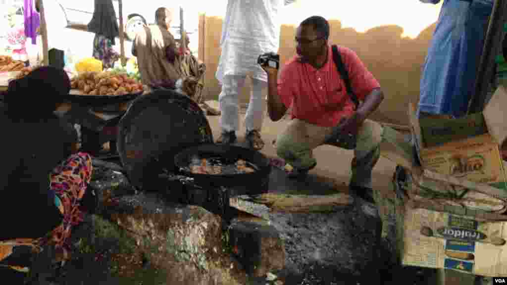 Wata &lsquo;yar kasuwa Esther, a cikin rumfanta da aka sake gina mata a kasuwa. &rsquo;Yan Boko Haram sun kona kasuwar a watan Fabareru da Afrilu na 2013. Esther ta tsalake rijiya da baya amma tace rayuwarta ya samu canji har abada, 26 ga Mayu.