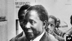 Robert Mugabe, porte-parole de l'Union nationale africaine du Zimbabwe basée au Mozambique, en mars 1975.