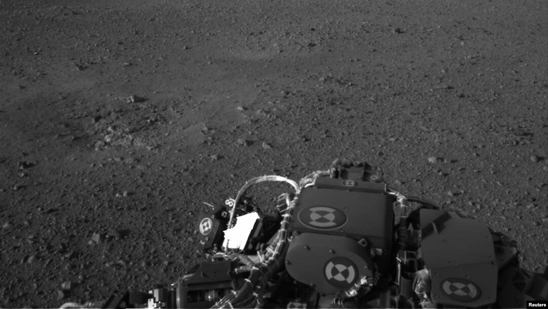 La superficie marciana es vista por una cámara a bordo del Curiosity.