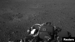 La superficie marciana es vista por una cámara a bordo del Curiosity.