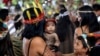 Une famille accueillant le pape François lors de sa rencontre avec des groupes autochtones de l'Amazonie péruvienne à Puerto Maldonado, le 19 janvier 2018. (AP/Alessandra Tarantino)