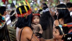 Une famille accueillant le pape François lors de sa rencontre avec des groupes autochtones de l'Amazonie péruvienne à Puerto Maldonado, le 19 janvier 2018. (AP/Alessandra Tarantino)