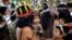 Une famille accueillant le pape François lors de sa rencontre avec des groupes autochtones de l'Amazonie péruvienne à Puerto Maldonado, le 19 janvier 2018. (AP/Alessandra Tarantino)