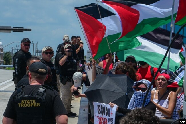 İsrail Başbakanı Benyamin Netanyahu’nun konvoyu Donald Trump'la görüşmek üzere Mar-a-Lago'ya ilerlerken güzergahta Filistin yanlısı protestocular vardı, 26 Temmuz 2024.