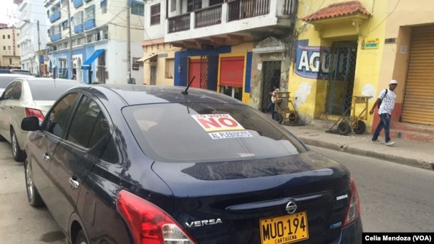 Etiquetas en las ventanas de los autos en Cartagena, Colombia, evidencian la división del país por el acuerdo de paz con las FARC.