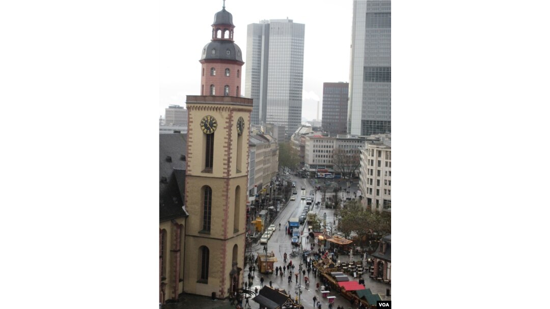 The open-air market in Frankfurt city center is seen in this Nov. 28, 2015 photo (A. Tanzeem/VOA)