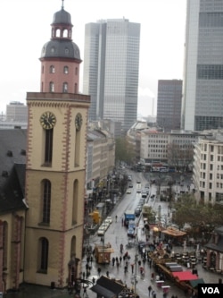 The open-air market in Frankfurt city center is seen in this Nov. 28, 2015 photo (A. Tanzeem/VOA)