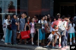 프랑스 파리 패션상점가를 돌아보고 있는 중국인 단체관광객들.