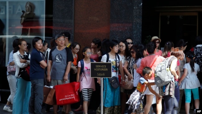 Khách du lịch Trung Quốc xếp hàng trước của hiệu Luis Vuiton ở Paris. Không chỉ riêng ở Việt Nam, khách Trung Quốc còn hành xử kém văn minh khi du lịch ở châu Âu, theo Al Jazeera.