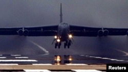 Arşîv: Bombeavêja Amerîkaî B52 bli baregeha RAF Fairford in Gloucestershire