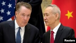 Kepala Perwakilan Dagang AS Robert Lighthizer berbicara dengan Wakil PM China dalam pertemuan perdagangan AS-China di Beijing (15/2). 