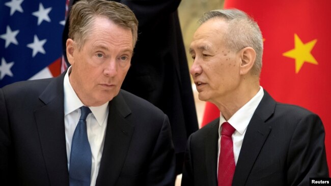 美国贸易代表莱特希泽与中国副总理刘鹤2019年2月15日在北京钓鱼台国宾馆交谈。