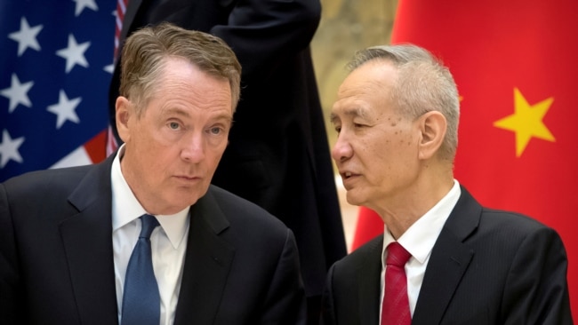 美国贸易代表莱特希泽与中国副总理刘鹤在北京钓鱼台国宾馆交谈。(2019年2月15日)
