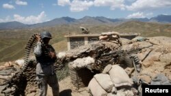مقامات افغان ادعا دارند که نیروهای پاکستانی چندین نقطۀ مرزی خاک افغانستان را هدف قرار داده اند.