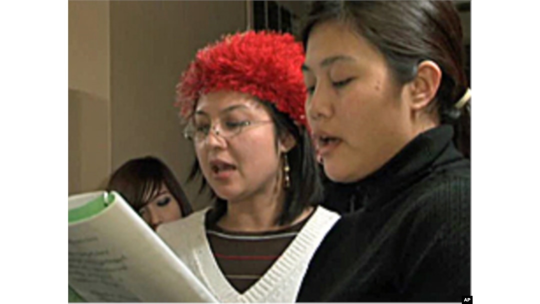 Burmese-Americans singing Christmas songs