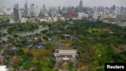 Tenda-tenda demonstran anti-pemerintah di dalam Taman Lumpini di Bangkok, Thailand (1/3). 