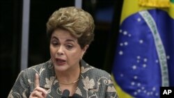 Presiden Brazil yang diberhentikan sementara, Dilma Rousseff, memberi keterangan kepada para senator dalam sidang pemakzulannya di Brasilia, Brazil, hari ini, 29 Agustus 2016 (AP Photo/Eraldo Peres)