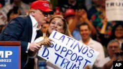 Miembros de la comunidad hispana en Tucson, Arizona, están indignados con Betty Rivas.