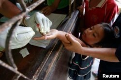 Seorang anak yang tinggal di perbatasan Thailand-Myanmar sedang menjalani tes darah di klinik Malaria di distrik Sai Yoke, Provinsi Kanchanaburi, Thailand, 26 Oktober 2012.