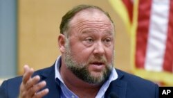 El teórico de conspiraciones Alex Jones declara en el juicio por difamación del tiroteo en la escuela Sandy Hook en la corte superior en Waterbury, Connecticut, 22 de setiembre de 2022. 