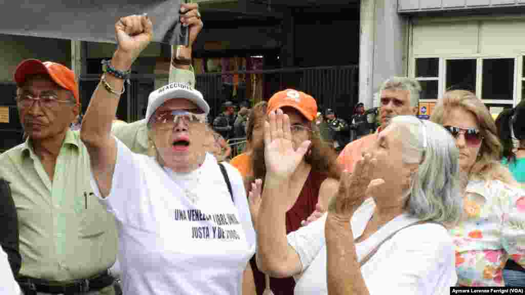 Leopoldo López recibe apoyo de sus simpatizantes el día de la sexta audiencia de juicio en su contra. 
