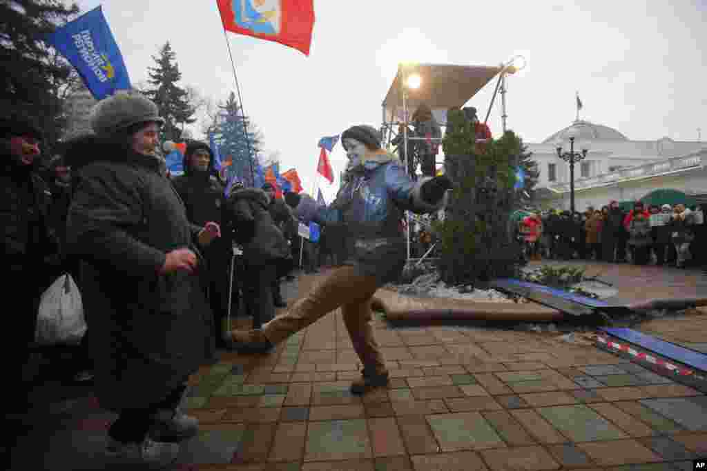 Supporters of President Yanukovych&#39;s party of Regions dance as they gather during a rally in Kyiv, Ukraine, Dec. 15, 2013.&nbsp;