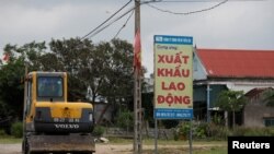 Một bảng quảng cáo về dịch vụ xuất khẩu lao động ở Hà Tĩnh.