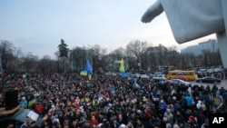 Demonstrasi di luar Biara Kubah Emas St. Michael di Kiev, Ukraina, Sabtu (30/11). (AP/Sergei Grits)