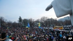 우크라이나 수도 키예프에서 30일 성미카엘 수도원 앞에 모인 반정부 시위대